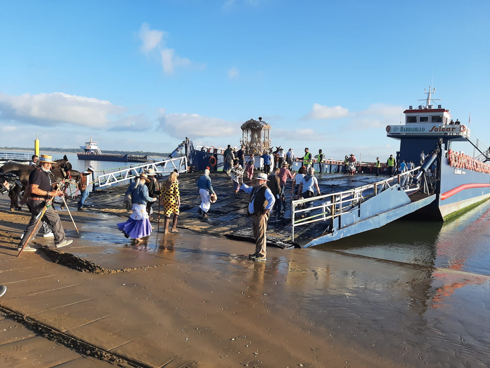 Romeros subiendo a la barcaza de Sanlúcar