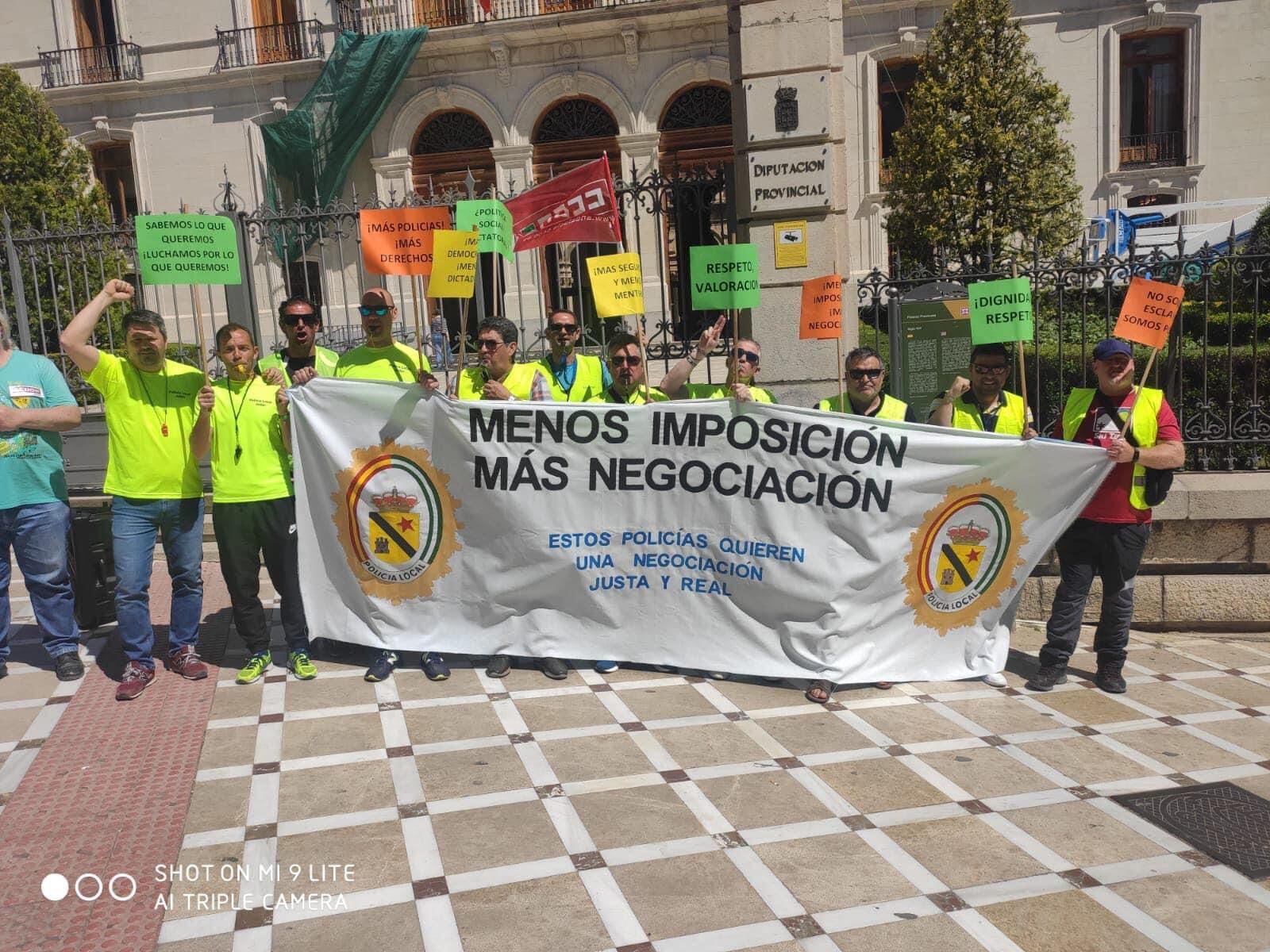 Momento de la concentración, a las puertas de la Diputación Provincial