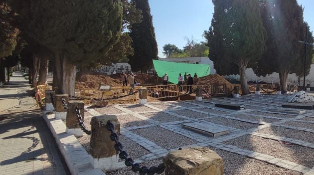 En cuadro &quot;Virgen de los Dolores&quot; en el cementerio de La Salud en Córdoba está situado en la parte trasera del camposanto, entre los Muros de la Memoria y el cuadro de enterramientos militares de Santa Bárbara