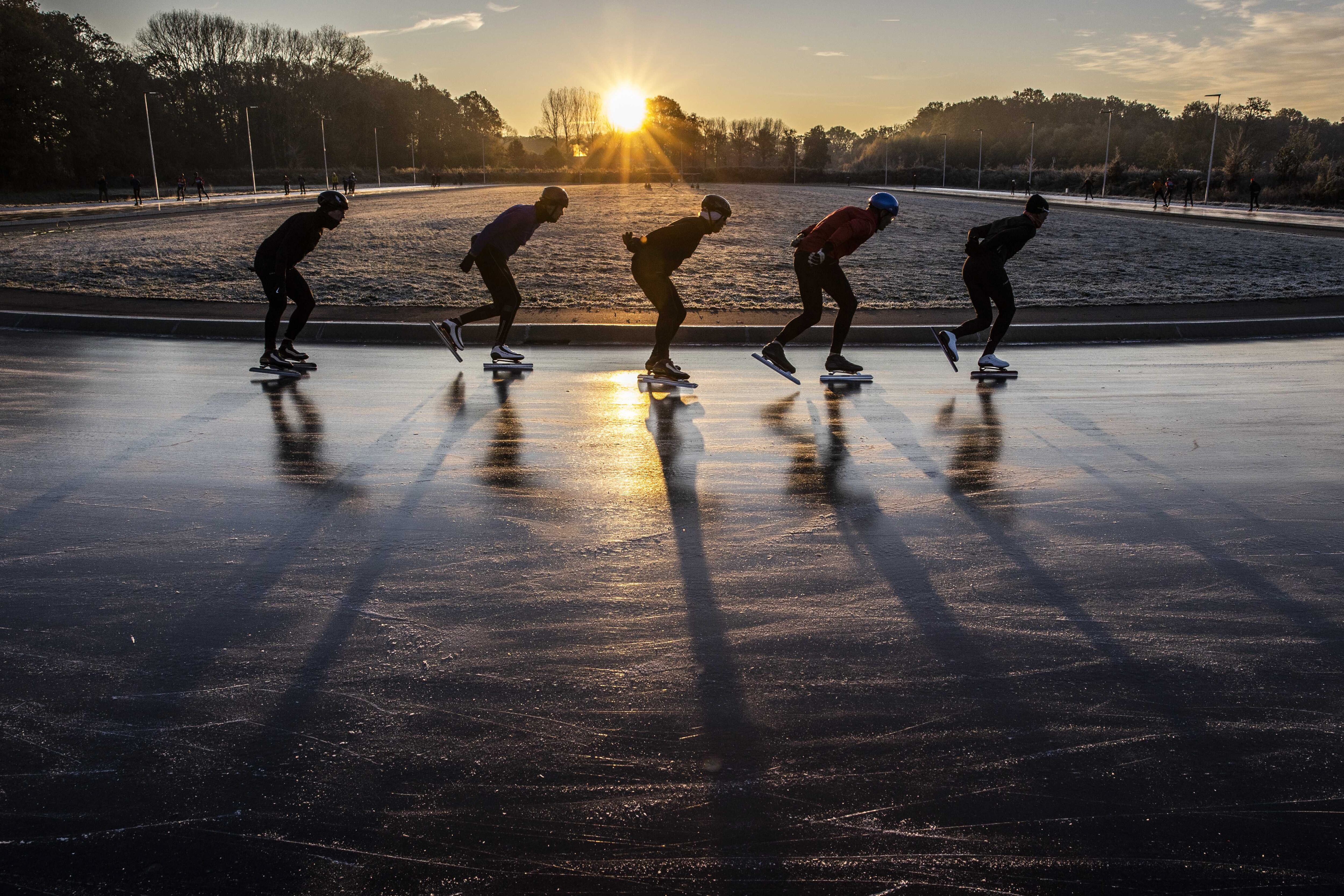 -FOTODELDÍA- Winterswijk (Netherlands), 20/11/2022.- Aficionados al patinaje en acción en la pista de hielo natural de la Winterswijkse IJs Vereniging (WIJV), en Winterswijk, Países Bajos. EFE/EPA/Vincent Jannink