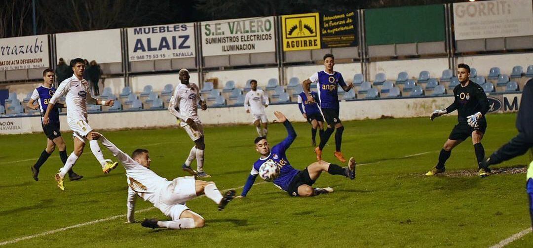 Oriol Riera (CF Fuenlabrada) intenta un remate ante la porteria defendida por Jordán (Peña Sport FC) en el partido disputado en el estadio San Francisco de Tafalla.