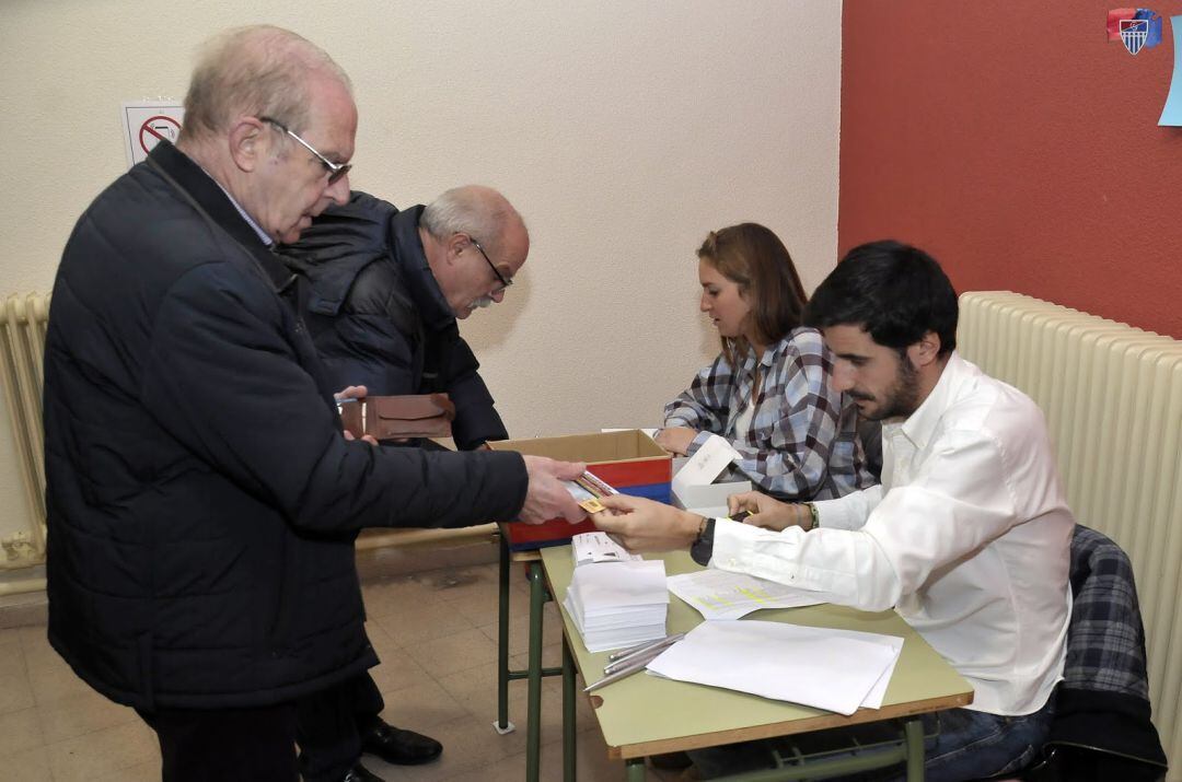 Socios entrando a la Asamblea Extraordinaria de la Segoviana 