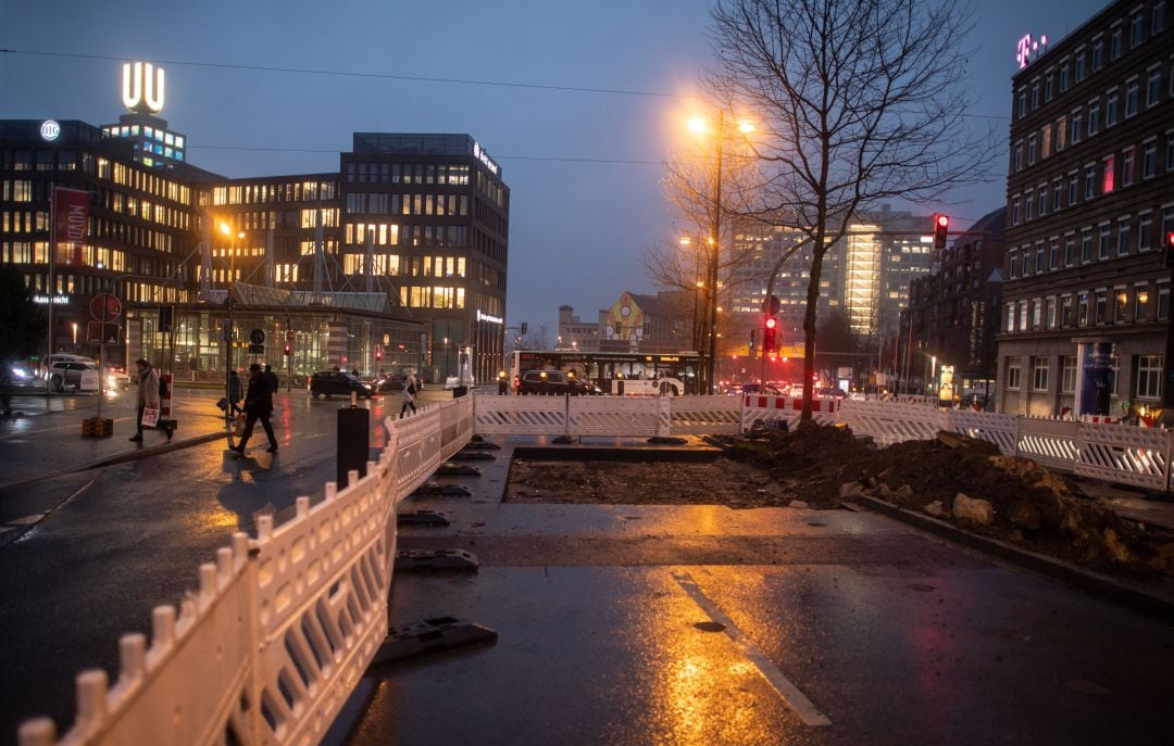 Zona en obras donde se sospecha la presencia de una bomba de la Segunda Guerra Mundial, en un cruce cerca del llamado &quot;Dortmunder U&quot;. La ciudad de Dortmund se está preparando para una importante evacuación de su población debido a la sospecha de estas bombas bajo la superficie.