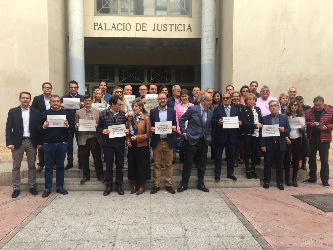 Los antes denominados secretarios judiciales, en su protesta ante el Palacio de Justicia de Benalúa de Alicante en una imagen de archivo