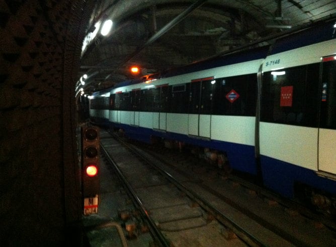 El tren del metro de Madrid sin pasajeros que ha descarrilado.