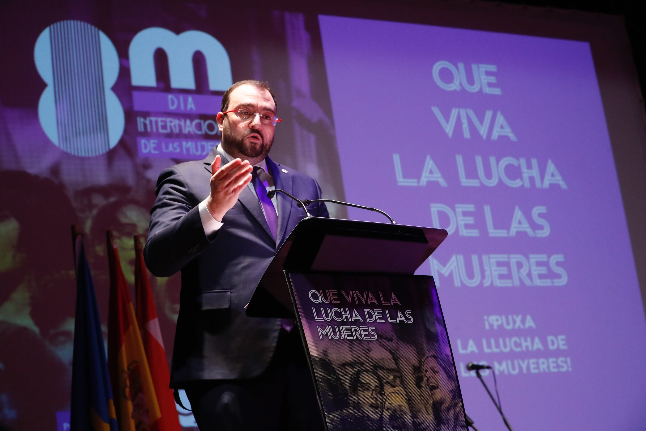 El presidente del Principado Adrián Barbón durante el acto institucional del 8M.