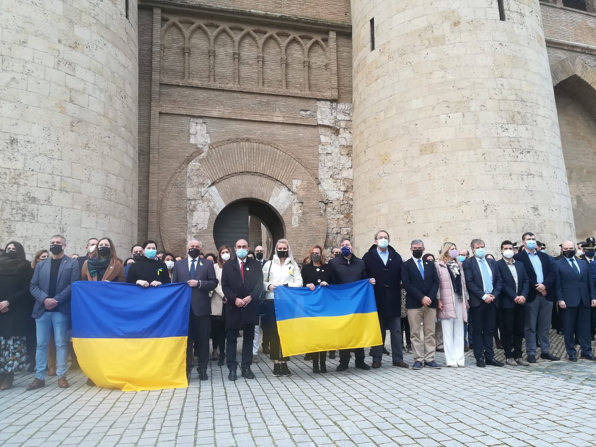 Concentración de los grupos políticos de las Cortes de Aragón en apoyo a Ucrania