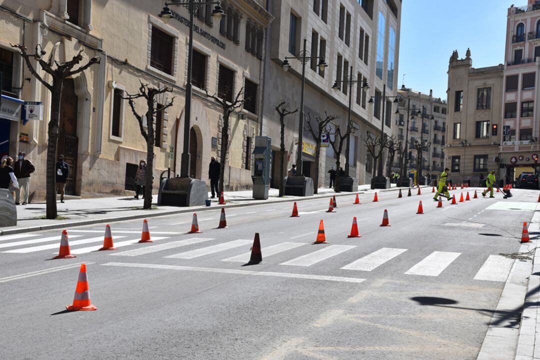 Los operarios pintando esta mañana los carriles en la calle Santo Tomás.