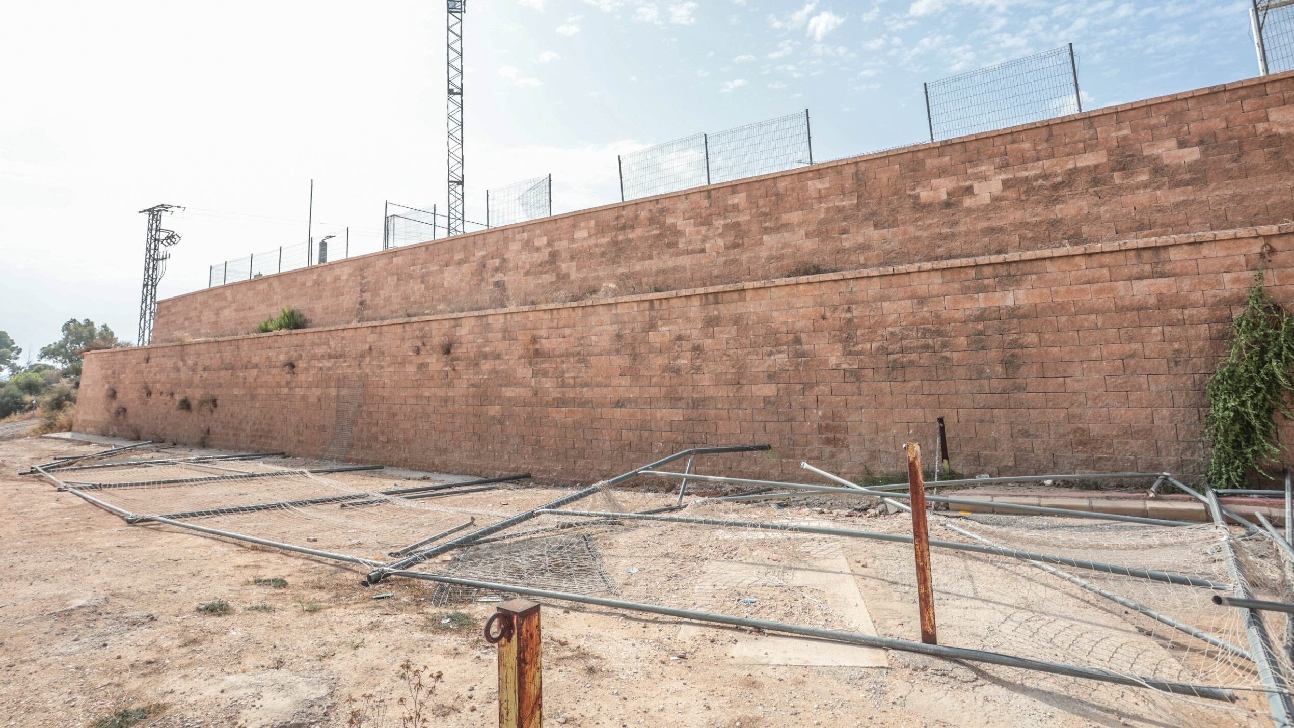 Valla derriba en el Complejo Deportivo Santa Bárbara de Monóvar