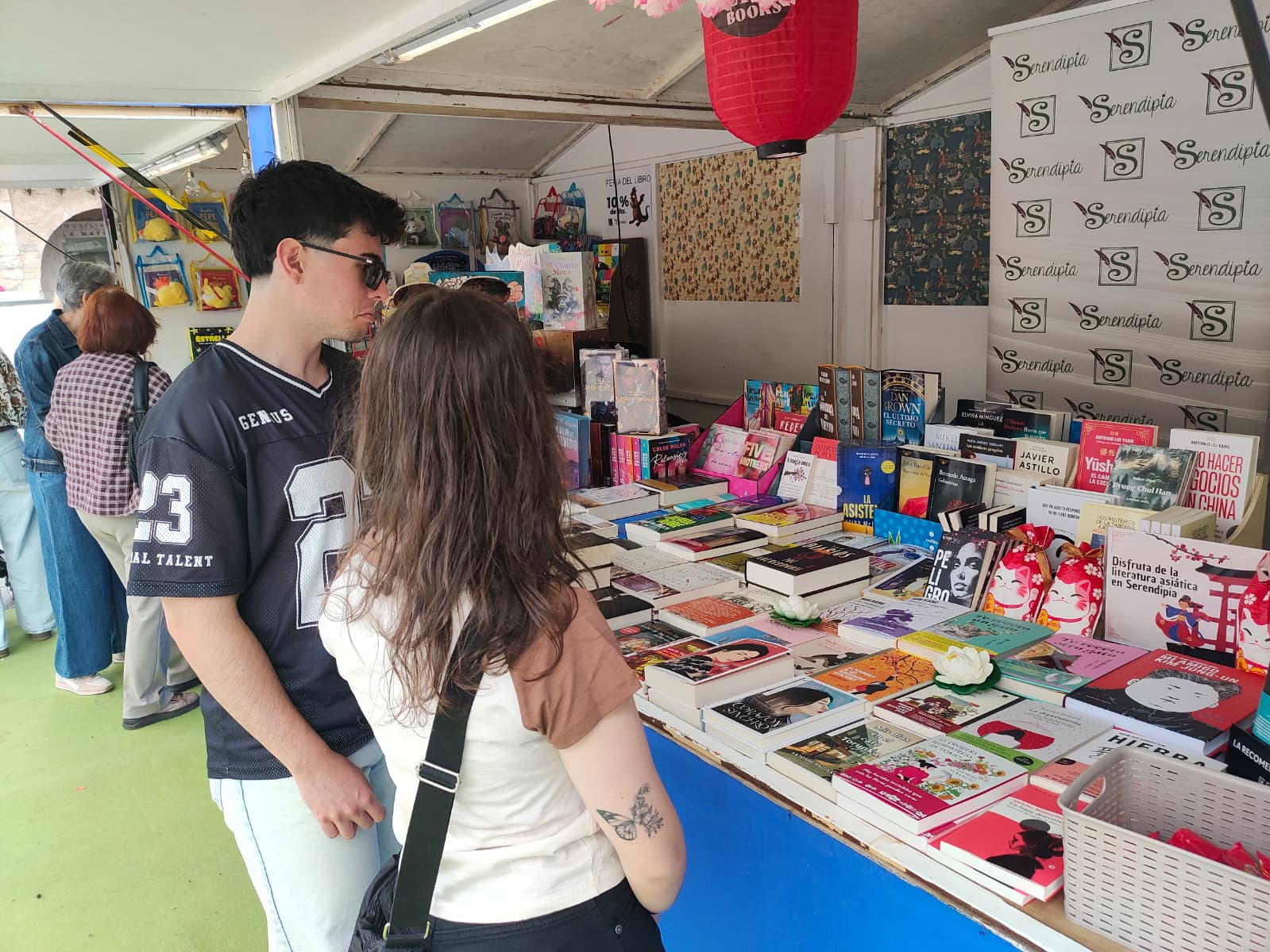 Varias personas en uno de los stands de los 24 que participan en la feria del libro de Ciudad Real