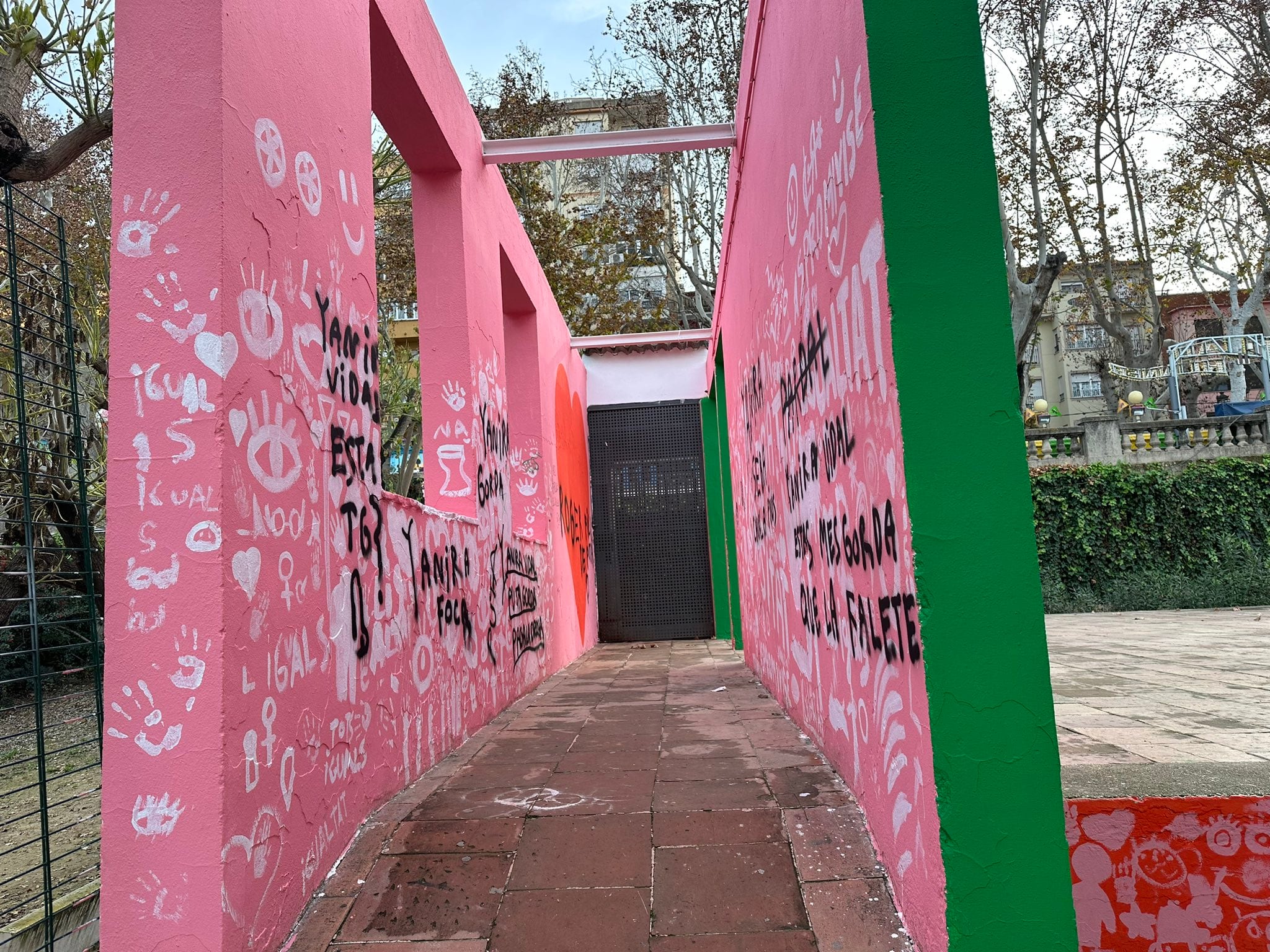 Pintadas en el Jardí de la Pau de Xàtiva