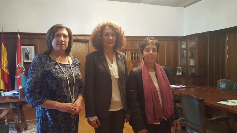 De izquierda a derecha, la concejala de Cultura, Mª Antonia Gancedo, la alcaldesa de Ponferrada, Gloria Merayo, y la hija del académico berciano, Pilar García Moutón. 