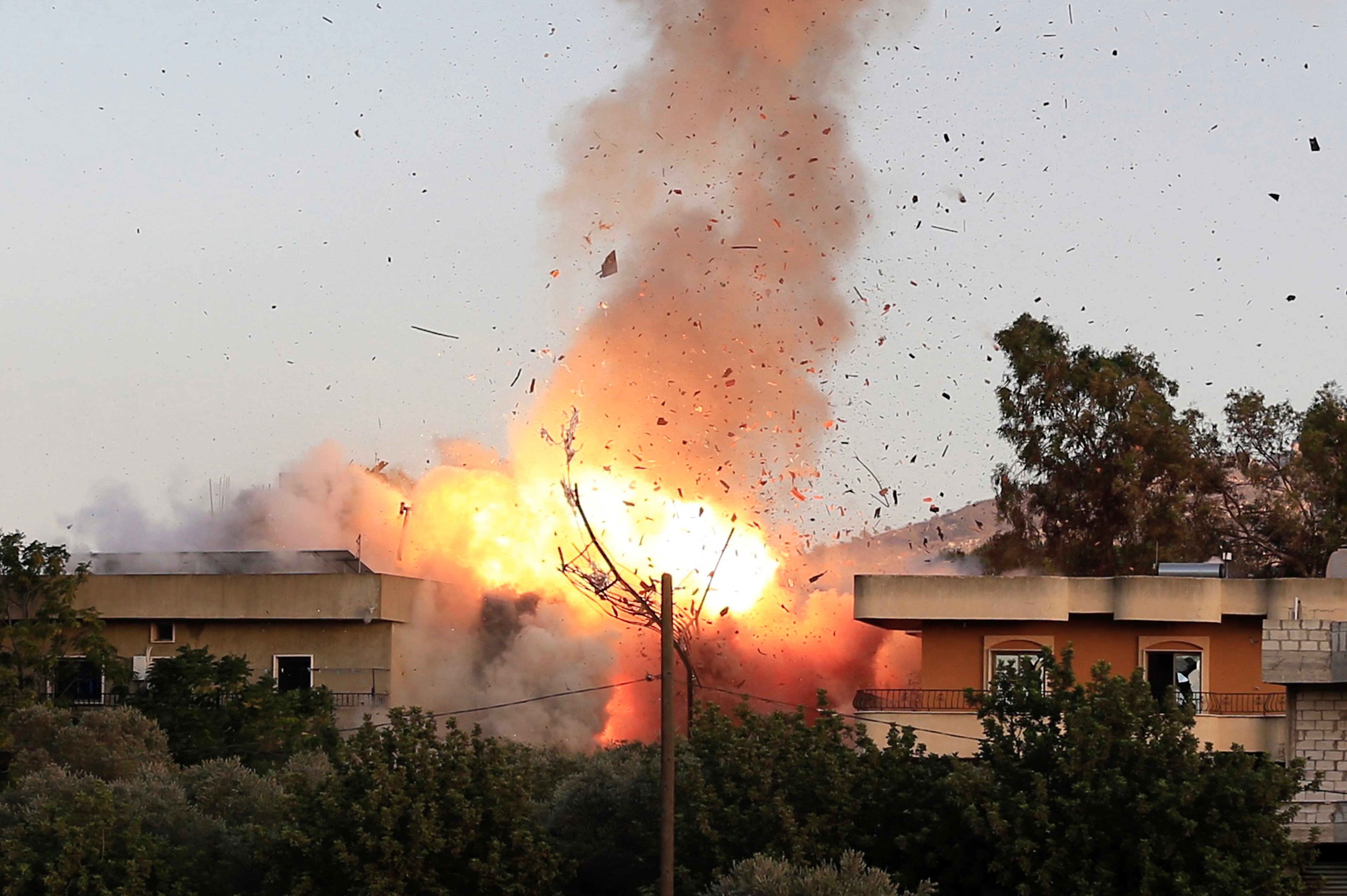 Kfar Tebnit (Lebanon), 18/09/2025.- Smoke, flames and debris following an Israeli airstrike in the village of Kfar Tebnit, southern Lebanon, 18 September 2025. Israel&#039;s military conducted strikes targeting multiple towns, including Meiss El Jabal and Dibbine, and claimed it struck Hezbollah military targets in southern Lebanon, escalating tensions along the border. (Líbano, Hizbulá/Hezbolá) EFE/EPA/STRINGER
