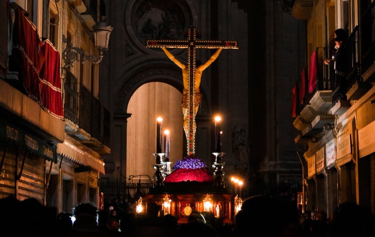 El Cristo de la Misericordia a su paso por Marqués de Gerona con la luz apagada