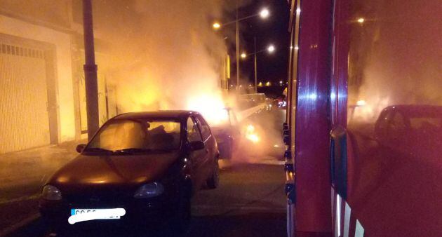 Los bomberos extinguiendo el incendio de un vehículo en la calle Tajaraste de Argana Alta.
