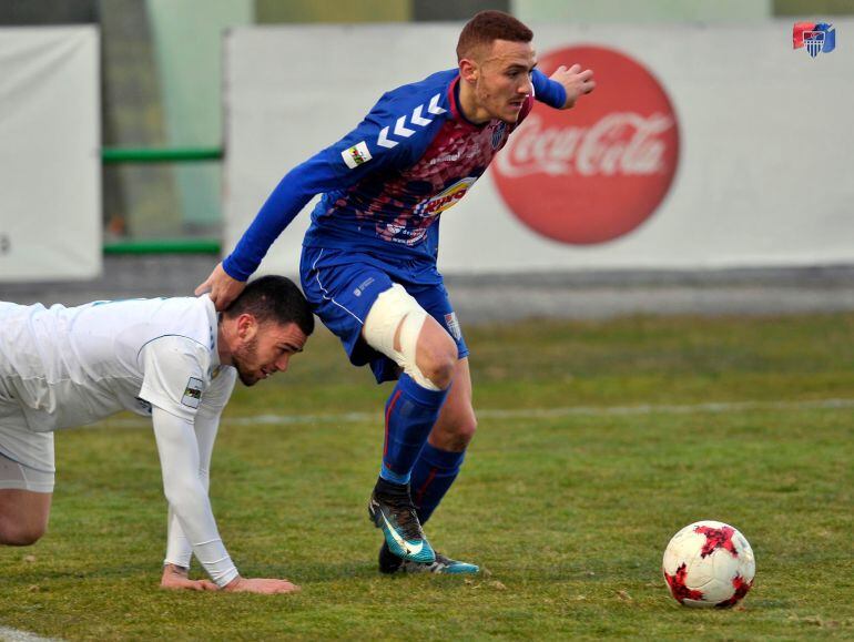 El jugador de la Gimnástica Segoviana, Agus Alonso, durante el partido de la pasada temporada ante el Real Madrid Castilla. 