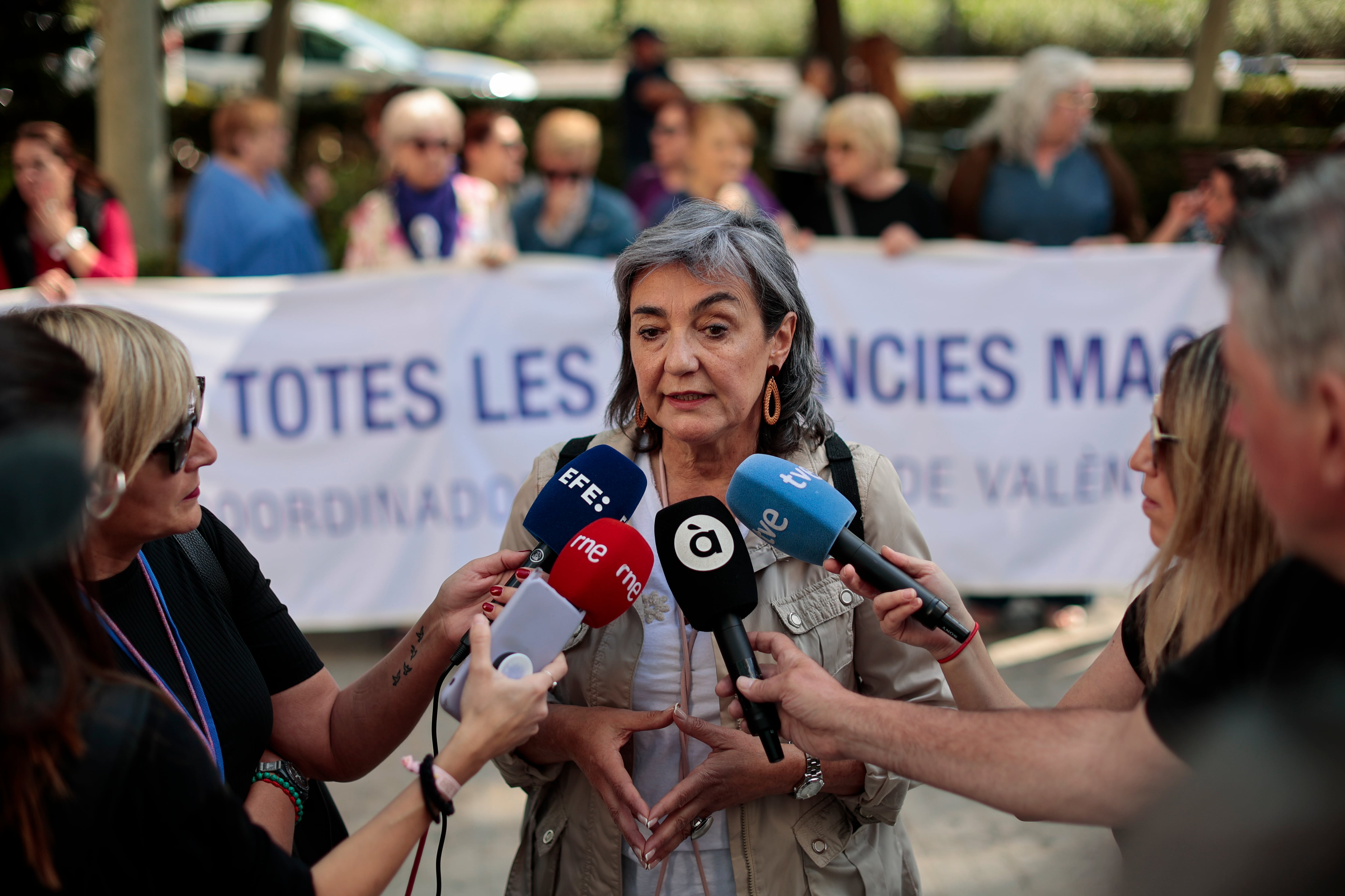 GRAFCVA469. VALENCIA, 13/05/2024.- La portavoz de la Coordinadora Feminista de València, Cándida Barroso, realiza unas declaraciones durante la concentración ante la Ciudad de la Justicia para apoyar a la mujer agredida por su expareja en Massamagrell al inicio del juicio por estos hechos ocurridos hace tres años, respaldo que considera &quot;más importante que nunca&quot; porque ahora el Gobierno valenciano &quot;está dando apoyo a organizaciones negacionistas de la violencia machista&quot;. EFE/ Biel Aliño
