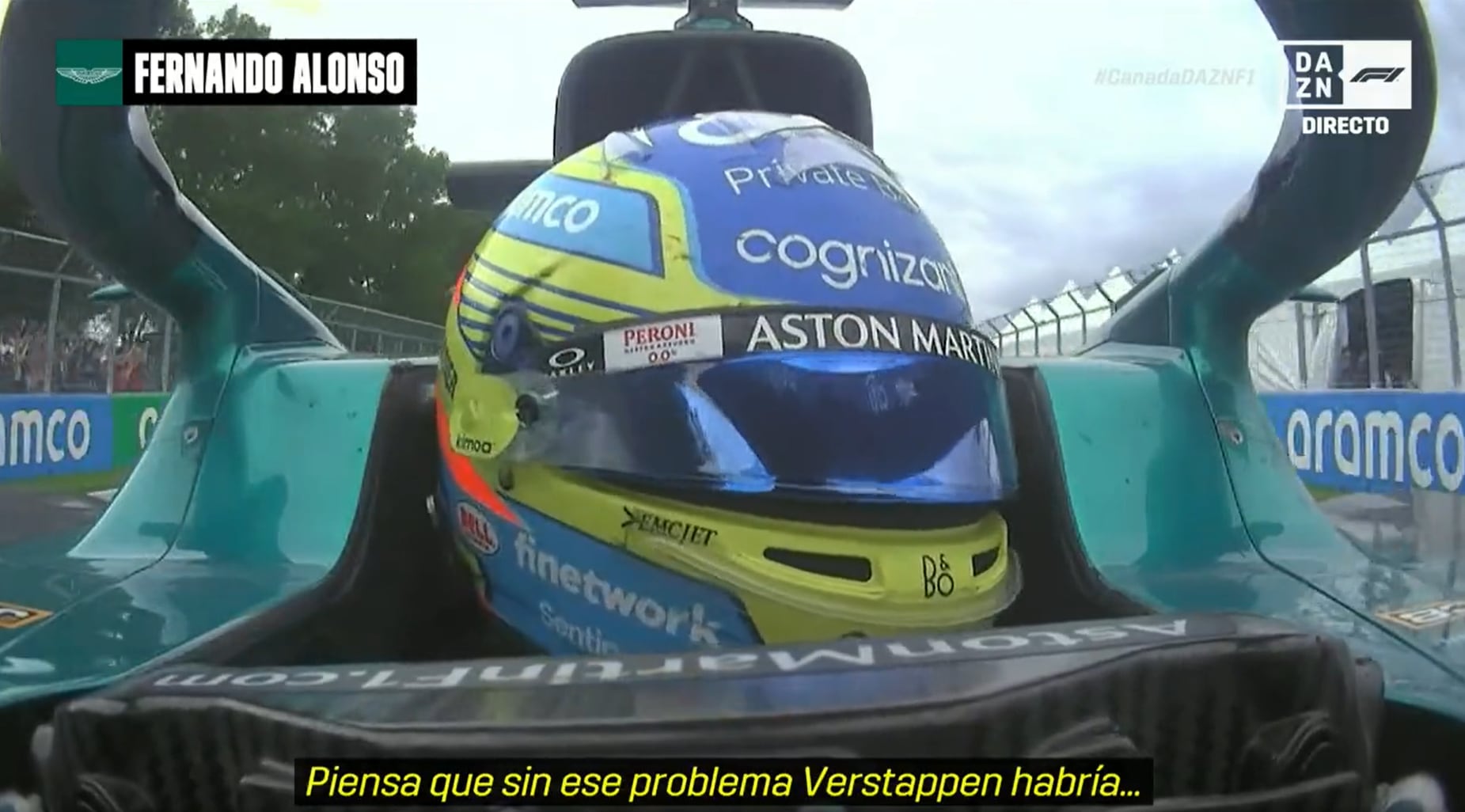 Fernando Alonso habla por radio con su equipo