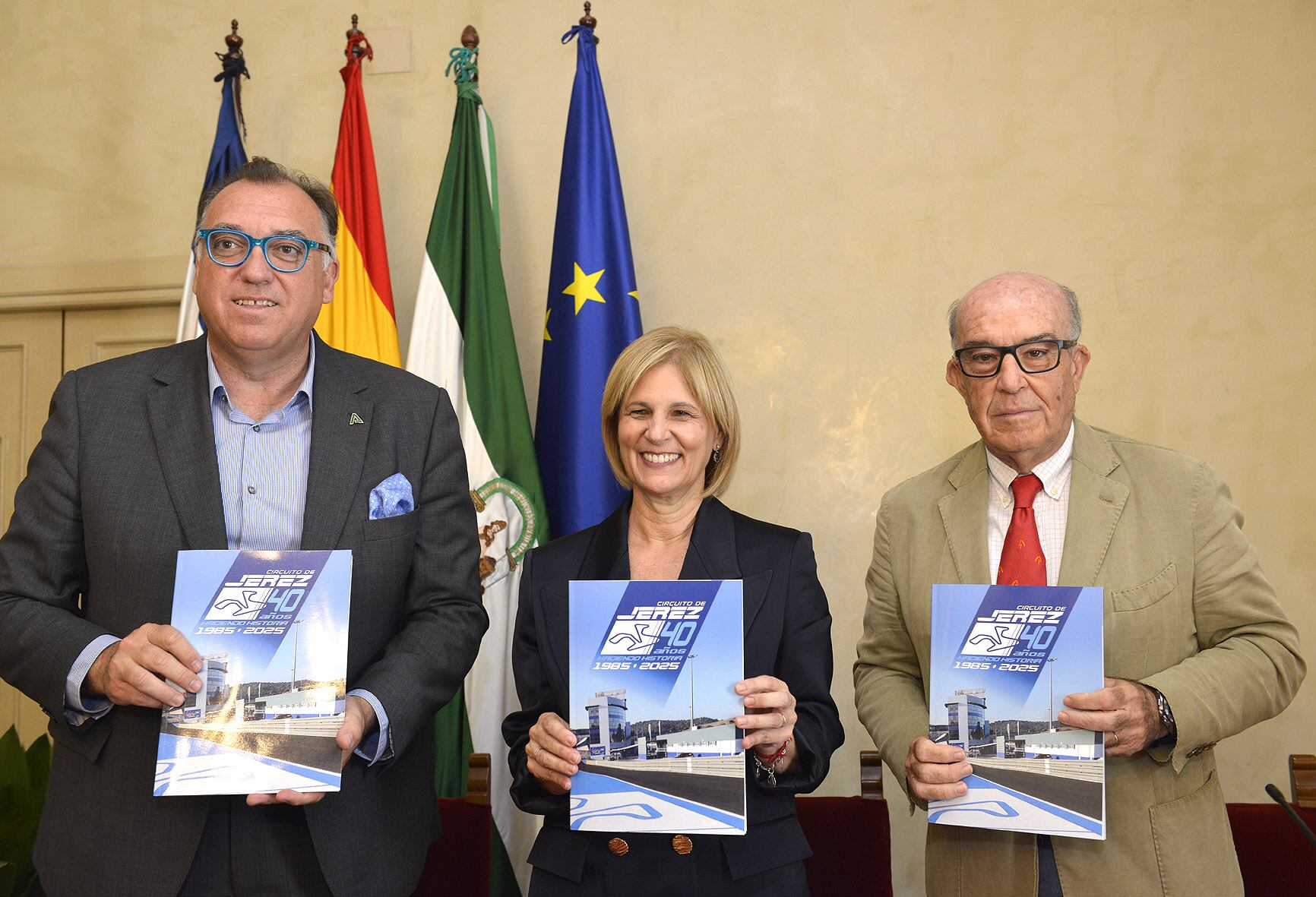 Arturo Bernal, María José García-Pelayo y Carmelo Ezpeleta, tras la firma del acuerdo.