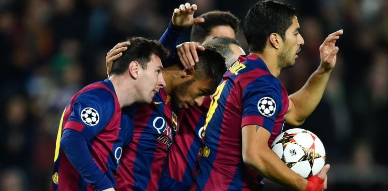 Messi, Neymar y Luis Suárez celebran el gol del brasileño ante el PSG