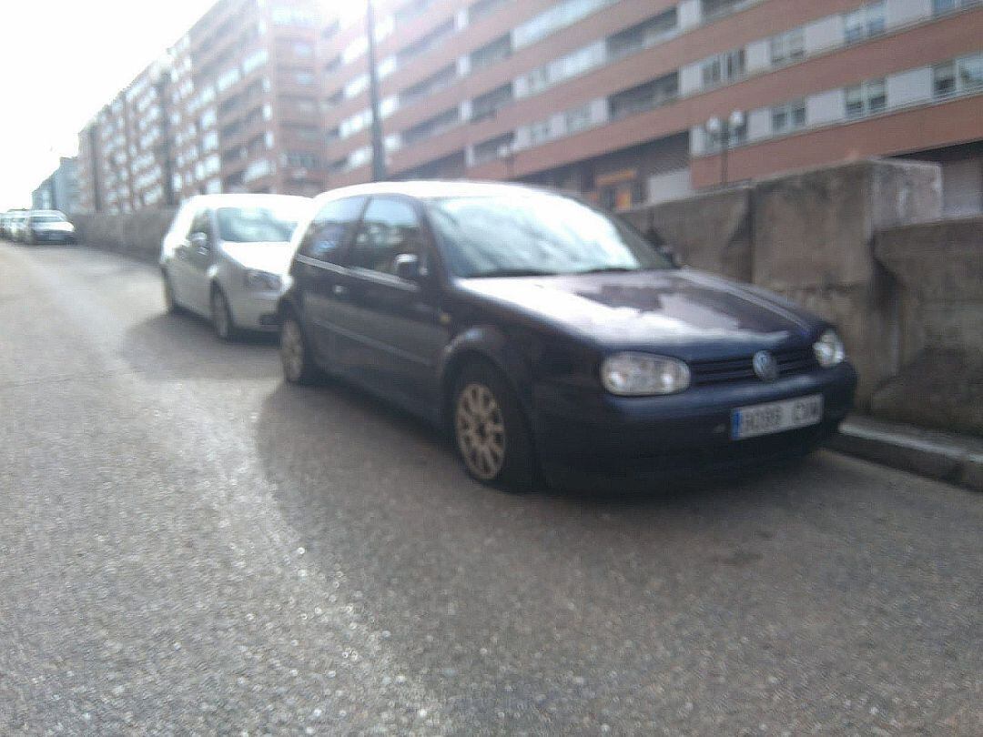 Dos vehículos con las ruedas pinchadas en la vía de servicio de la Avenida Cardenal Cisneros