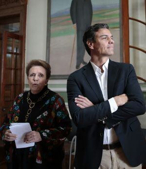 El líder del Partido Socialista Obrero Español (PSOE) Pedro Sánchez (d) habla con la directora del Ateneo Español en México Carmen Tagüeña
