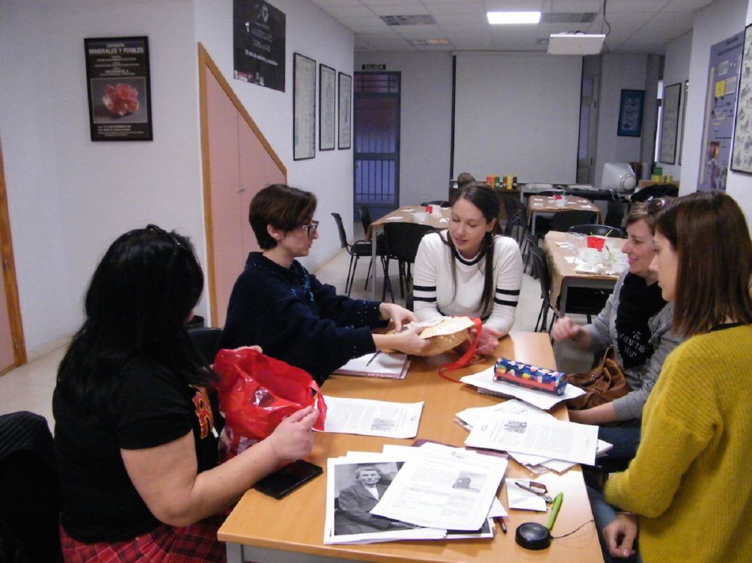 Alumnas en un taller del MUPE sobre Geología