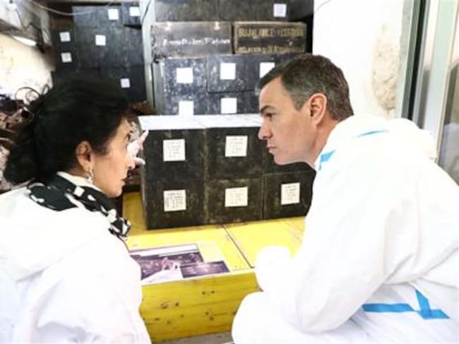 Pedro Sánchez ante las cajas con restos de exhumados de Cuelgamuros