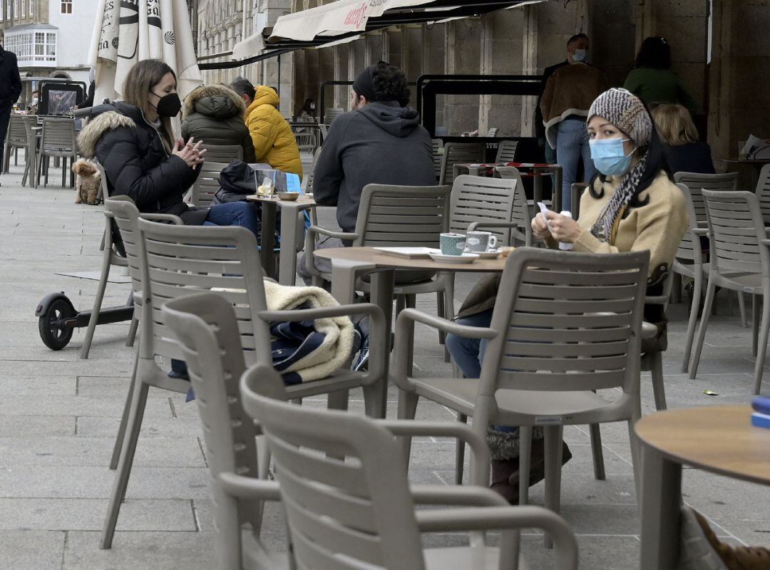 Varias personas en la terraza de un restaurante, en A Coruña, Galicia (España), a 19 de marzo de 2021. A Coruña se encuentra en el nivel medio de restricciones, en el que la hostelería cerrará a las 21 horas como en toda la comunidad, pero el aforo en el