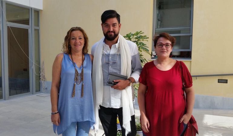 Manu Sánchez, junto a las delegadas municipales de Fiestas y Turismo del Ayuntamiento de Arahal