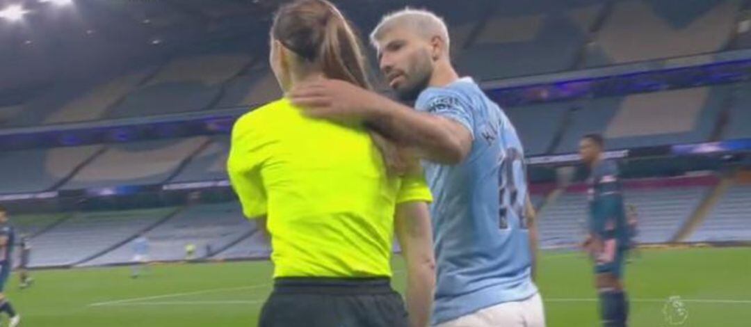 El argentino Kun Agüero se convirtió en tendencia en las redes sociales por su gesto con una linier del encuentro entre el City y el Arsenal.
