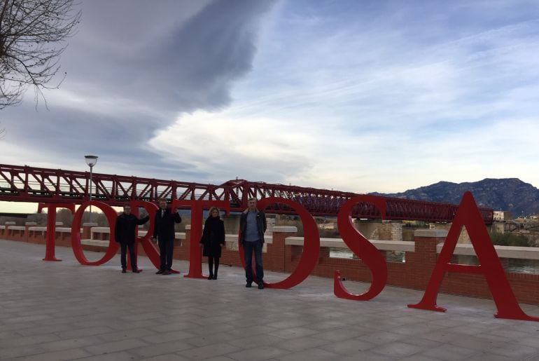 Les lletres tenen una alçada de 1,80 metres i estan ubicades a l&#039;avinguda Felip Pedrell.