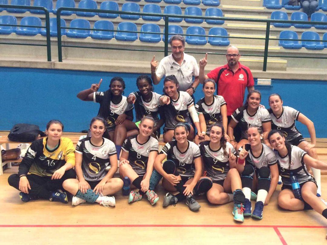 Las jugadoras roqueteras celebran la primera victoria.