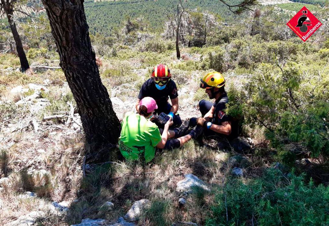 Un instante del rescate de la excursionista en el paraje de Sant Antoni