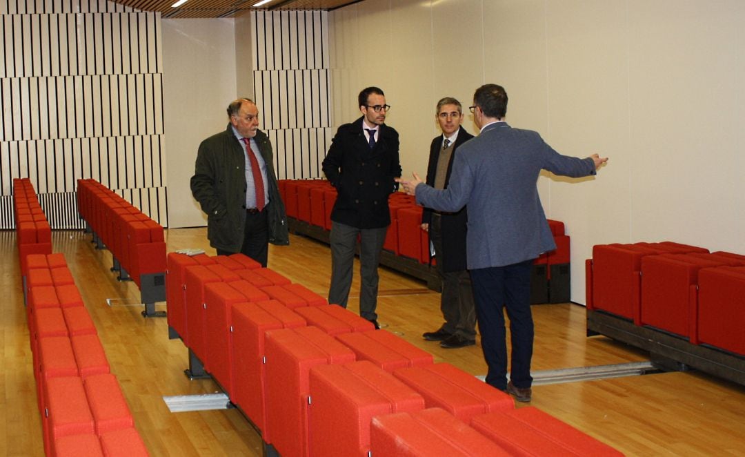 Crescencio Peñas, Ángel Herrador, Juan Salado y Francisco López durante la visita