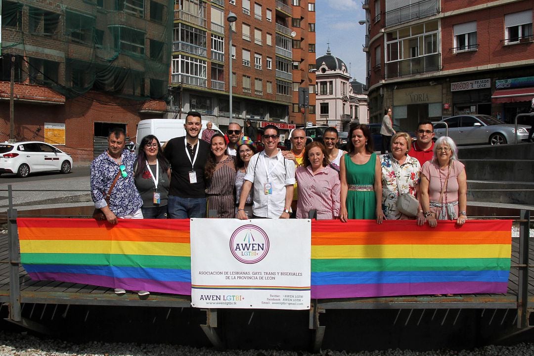Representantes municipales, sindicales y sociales asisten a la lectura del manifiesto e izado de bandera con motivo de la celebración del Día del Orgullo LGTBI 2018
