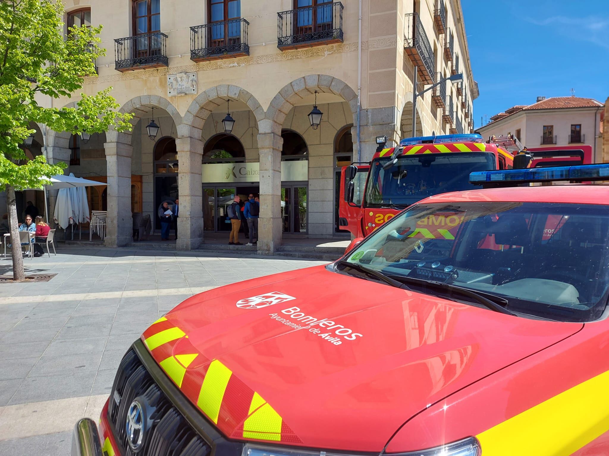 Bomberos desplegados en el Mercado Grande