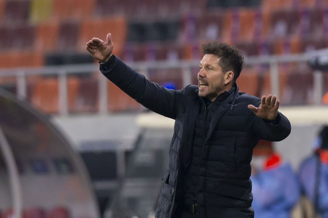 Diego Pablo SImeone dirige al Atlético de Madrid desde el área técnica