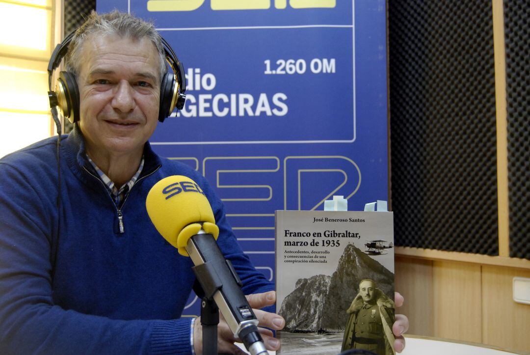 El historiador José Beneroso en los estudios de Radio Algeciras donde ha presentado su libro &quot;Franco en Gibraltar, marzo de 1935&quot;.