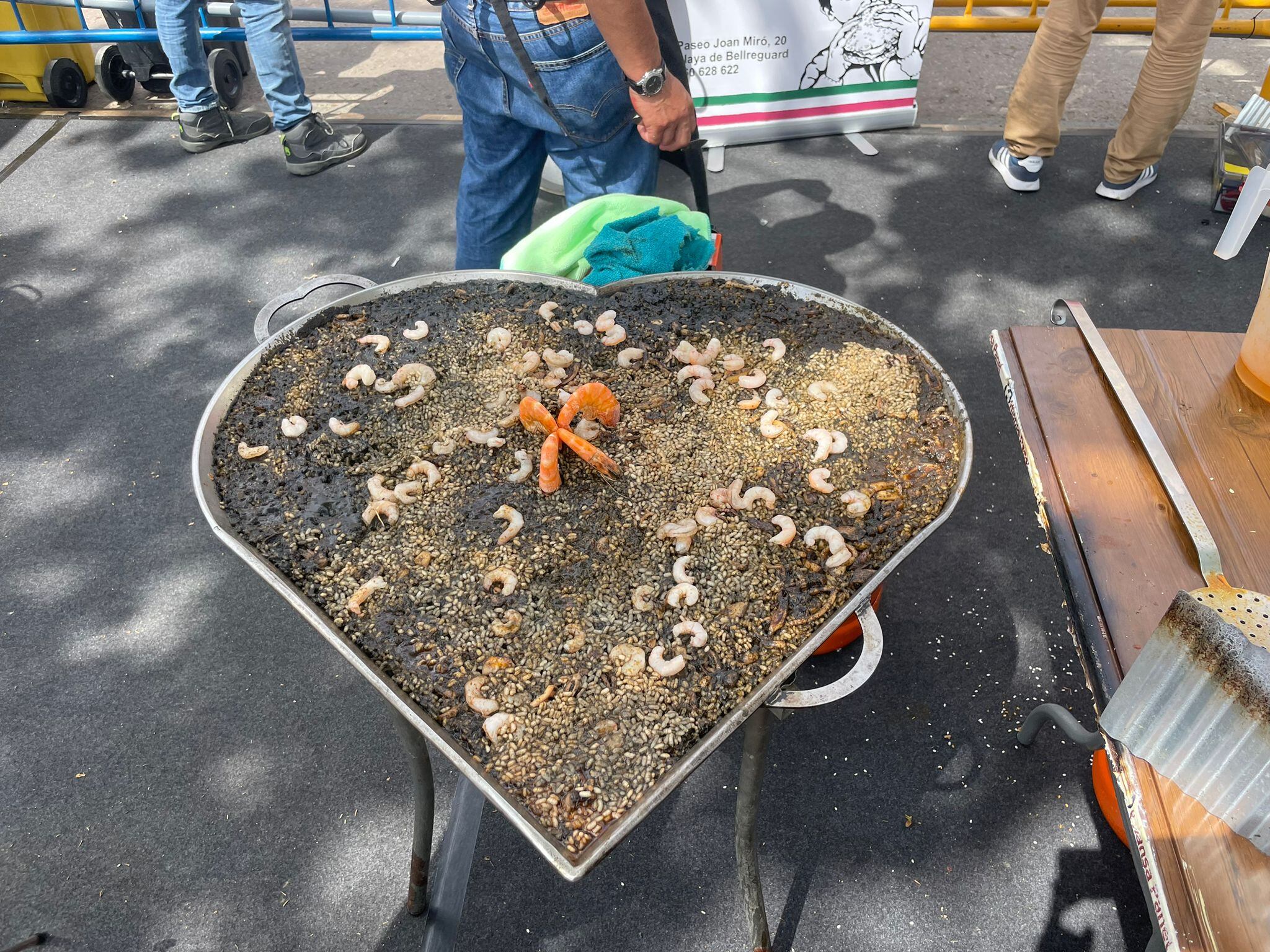 Una paella en forma de corazón cocina arroz con Denominación de Origen de València