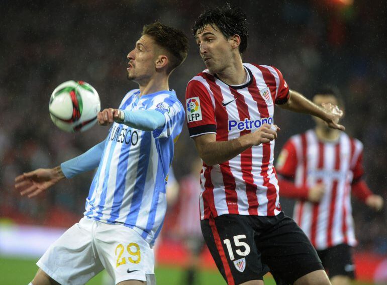 Samu Castillejo controla el balón ante Iraola