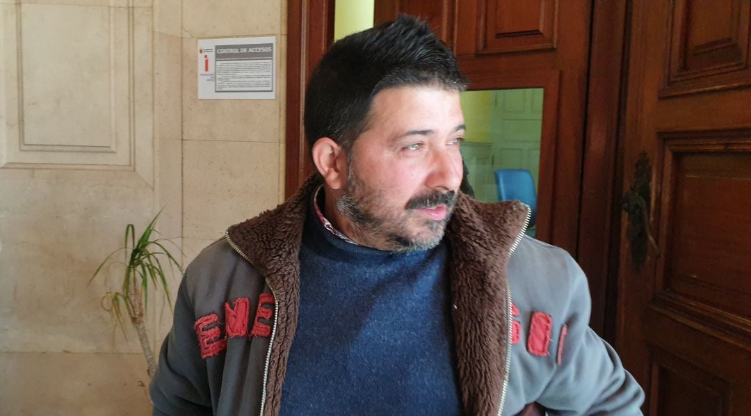 Eduardo Lera tras recoger la notificación de la Policía Local