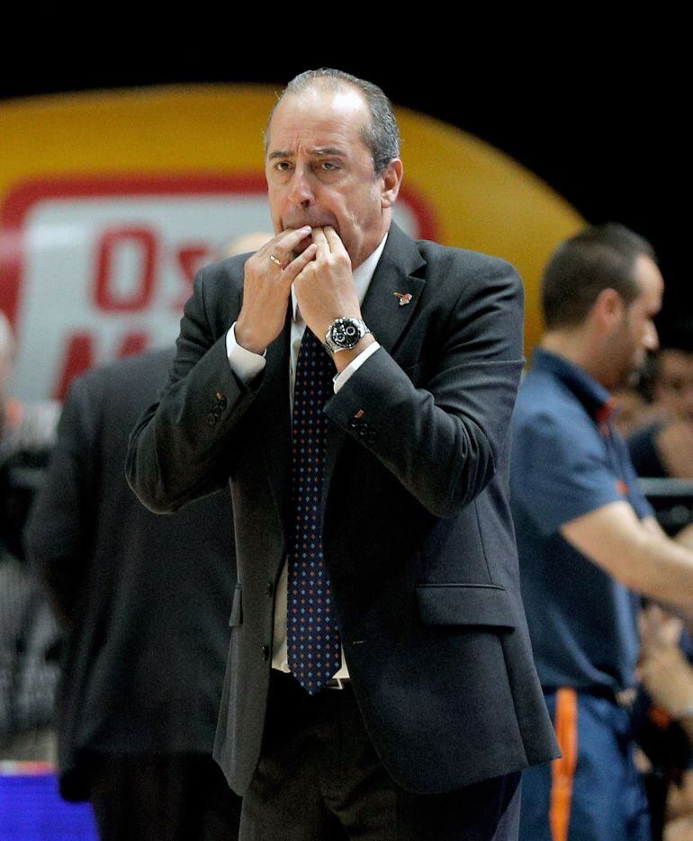 El entrenador del Valencia Basket Txus Vidorreta, durante el tercer partido de cuartos de final de los playoffs de la Liga ACB que Valencia Basket y Herbalife Gran Canaria juegan esta noche en la Fuente de San Luis, en Valencia. 