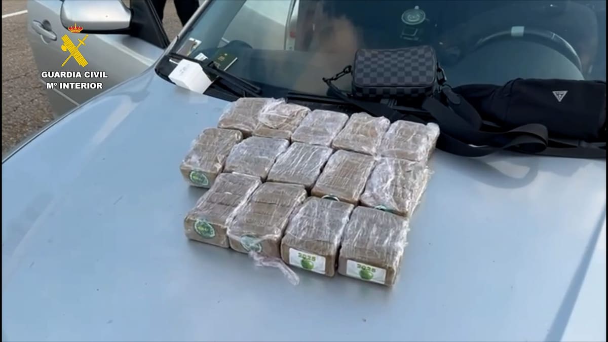 Detenidos tres hombres en La Ribera con siete kilos de hachís ocultos en su vehículo