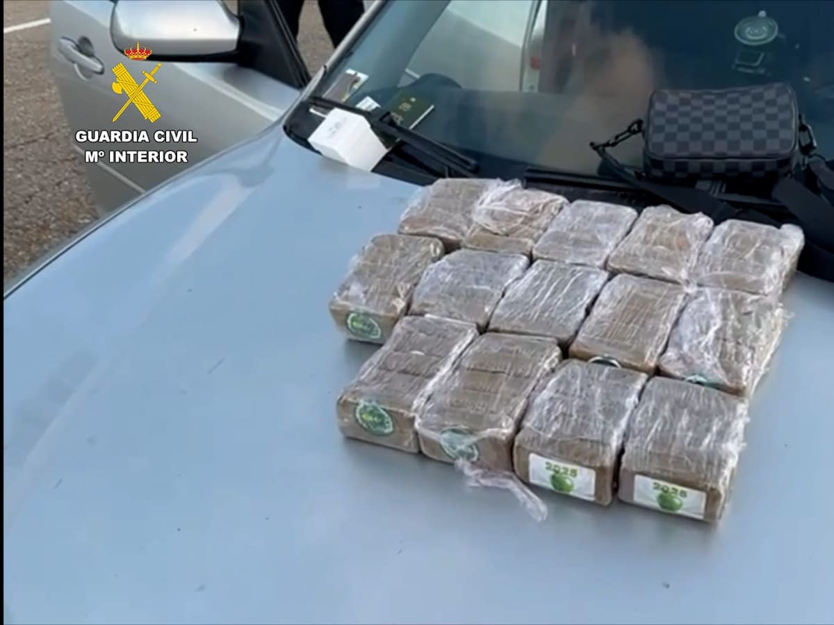 Detenidos tres hombres en La Ribera con siete kilos de hachís ocultos en su vehículo