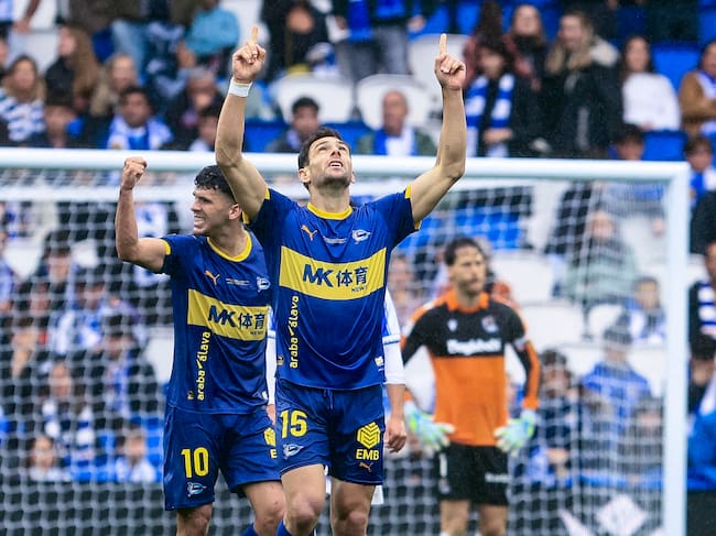 SAN SEBASTIÁN, 11/04/2026.- El jugador de Alavés Lucas Boyé celebra su gol contra la Real Sociedad, durante el partido de LaLiga EA Sports disputado este sábado en el Estadio de Anoeta. EFE/ Javi Colmenero