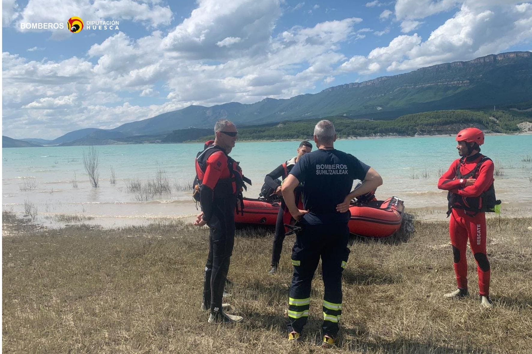 Los bomberos en el lugar del suceso en Yesa