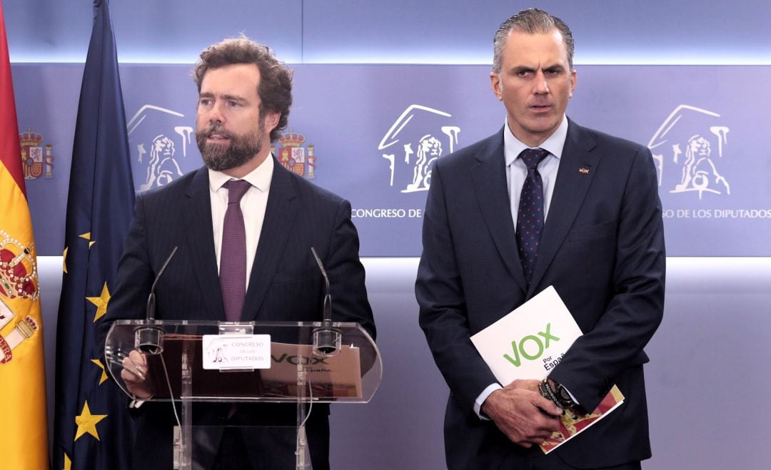 Los diputados de Vox  Iván Espinosa de los Monteros y Javier Ortega Smith ofrecen una rueda de prensa en el Congreso de los Diputados tras presentar una proposición no de ley para cambiar el control fronterizo.