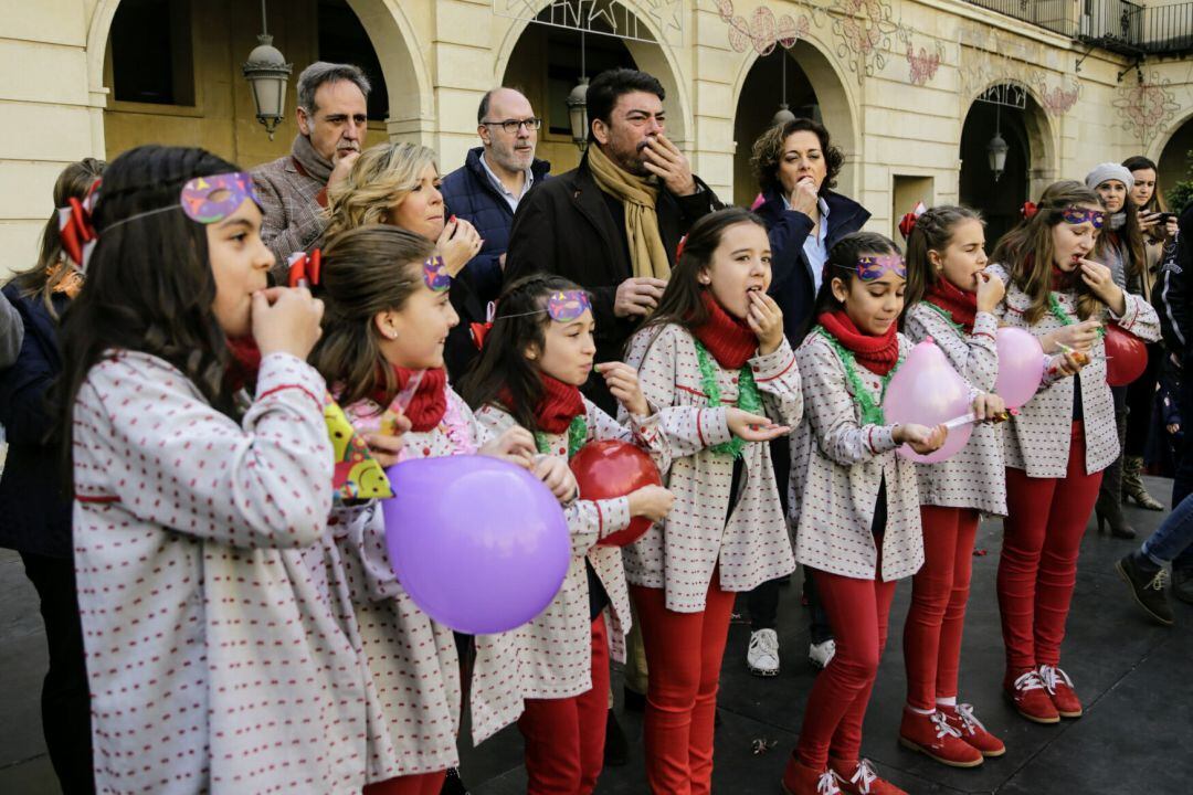 La Bellea del Foc infantil y su corte, en primer plano y tras ellas, miembros de la corporación local con el alcalde Barcala y la vicealcaldesa Mari Carmen Sánchez.