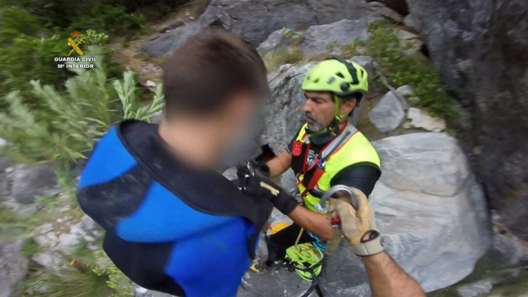 Un agente asegura a uno de los menores antes de ser elevado